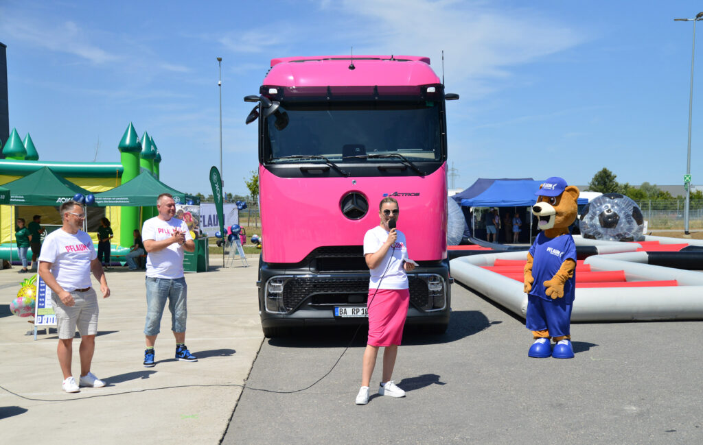 Ruth Pflaum eröffnet das Sommerfest vor dem "Pink-E"