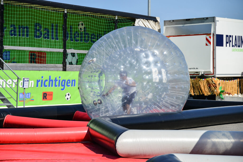 Ein Teilnehmer absolviert den X-Race-Parcours